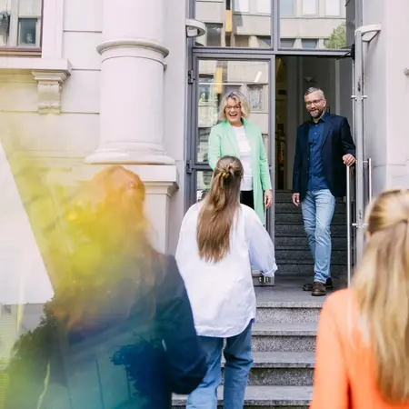 Professor:innen empfangen Studierende am Campus Bleichstraße der Wiesbaden Business School