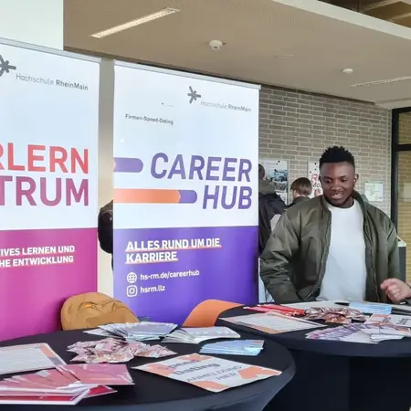Beratung am Stand des LehrLernZentrums