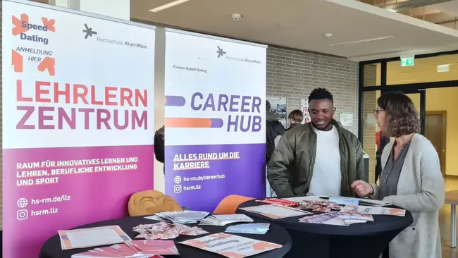 Beratung am Stand des LehrLernZentrums