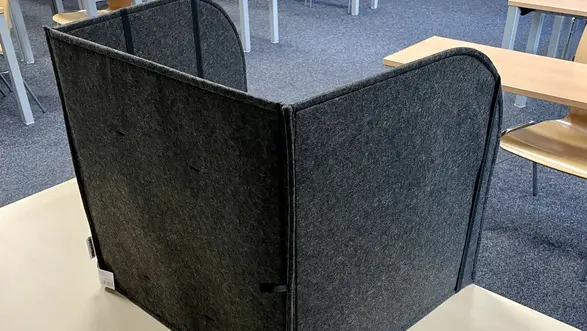 Stellwände für den Tisch