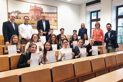 Die Stipendiat:innen des Semesters mit Carolin Schneider (3.v.r.) und den Vorstandsmitgliedern der Richard-Müller-Stiftung Prof. Dr. Heiko Schön, Elisabeth Ganss, Paul Meuer, Jürgen Friedrich und Prof. Dr. Rainer Wedde (v. r.).