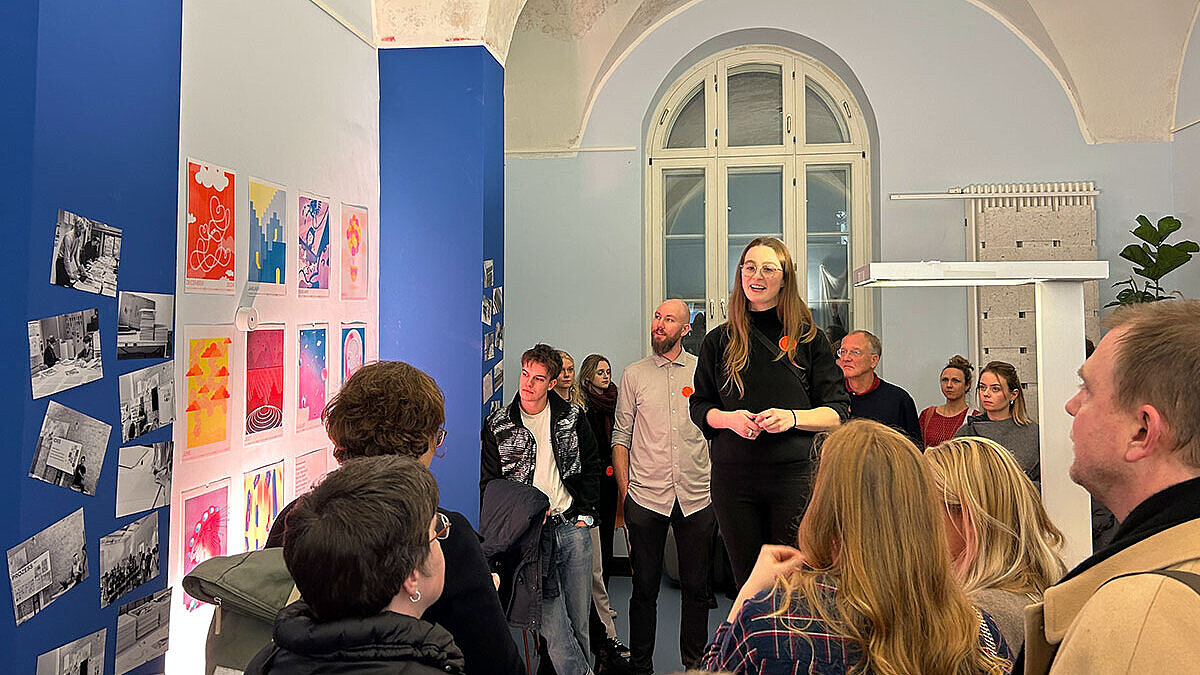 Prof. Jacqueline Hen spricht im Pop-up-Store des Alten Gerichts zu den Gästen der Kalenderpräsentation