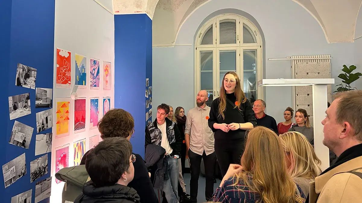 Prof. Jacqueline Hen spricht im Pop-up-Store des Alten Gerichts zu den Gästen der Kalenderpräsentation