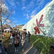 Schüler:innen warten auf dem Campus Kurt-Schumacher-Ring der Hochschule RheinMain auf den Beginn des Hochschulinformationstags 2025.