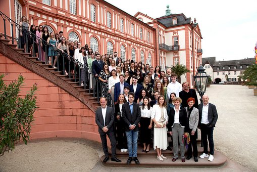 Gruppenfoto der Absolvent:innen der Studiengänge Media Management und Media & Design Management 