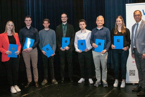 Gewinner Dorian Roman Fuchs (4. v.r.) und Marco Hübner (5. v.r.) von der Hochschule RheinMain mit dem VDI Rheingau-Bezirksvorsitzenden Dipl.-Ing. Michael Ludwig.