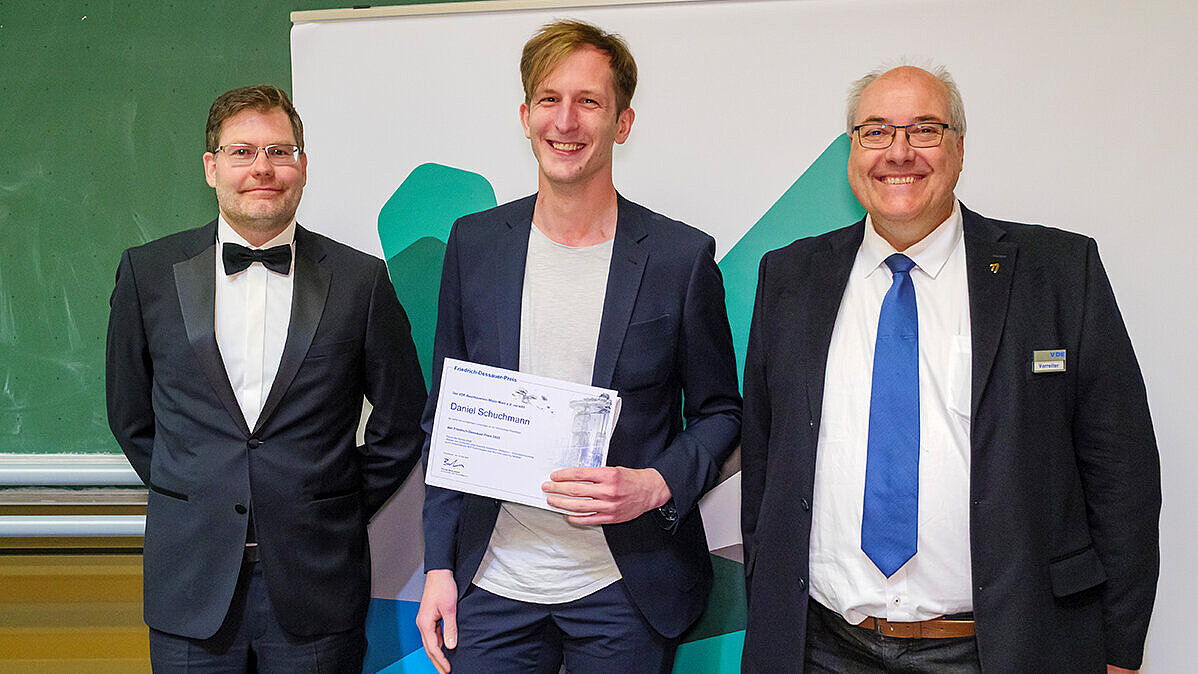 v.l.: Alexander Meyenberg (Munich Media Intelligence), Preisträger Daniel Schuchmann und Jürgen Vorreiter (VDE)
