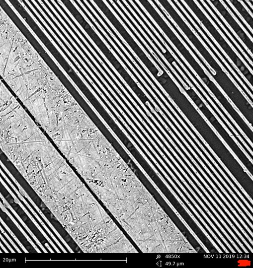 Mit dem Ionenstrahler freigelegte Leiterbahnenschicht eines Microcontrollers, aus Sicht eines Elektronenmikroskops – 2D Modus