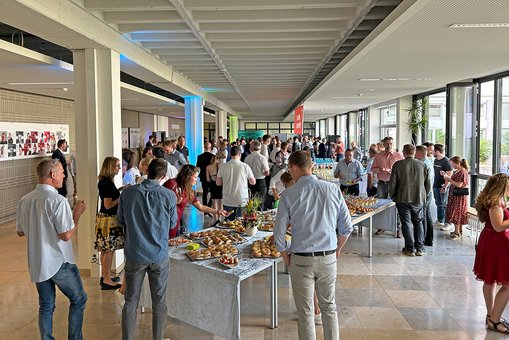 Gäste der Abschlussfeier des Studienbereichs Maschinenbau am Büffet