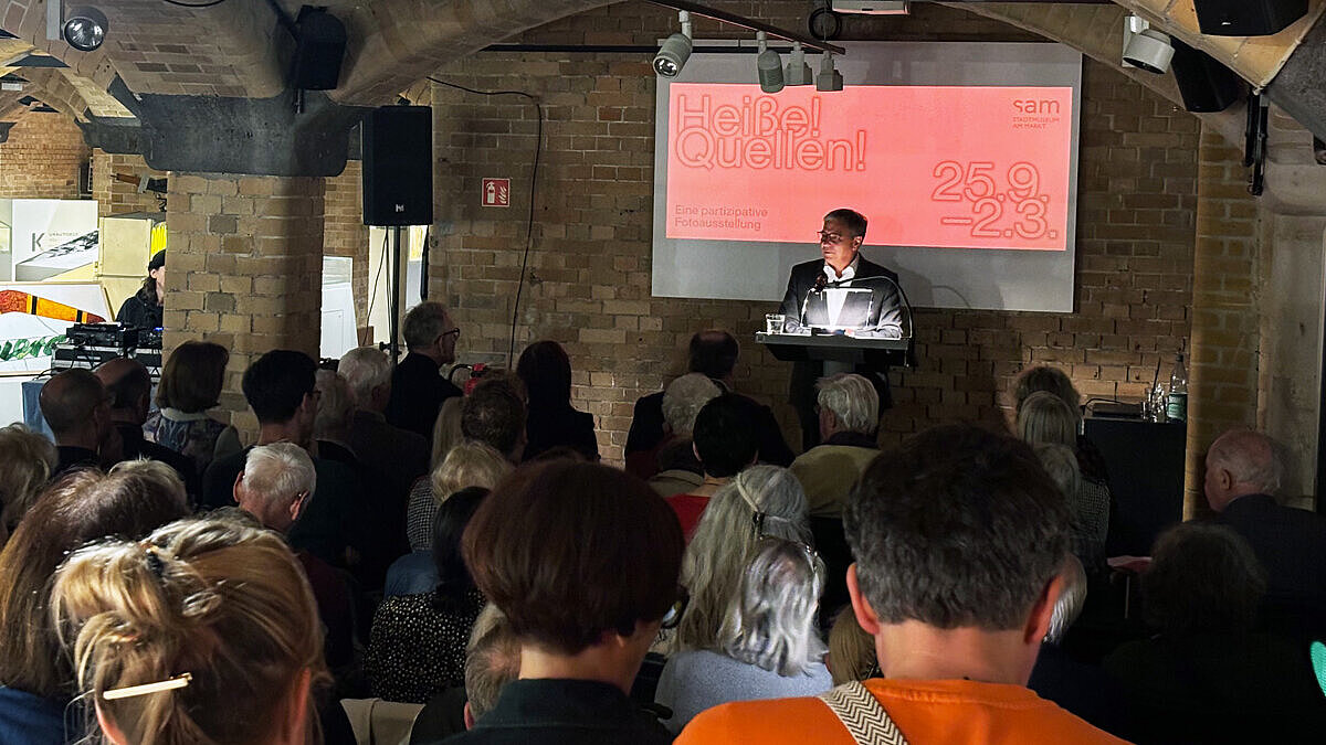 OB Gert-Uwe Mende begrüßt die Gäste der Vernissage. 