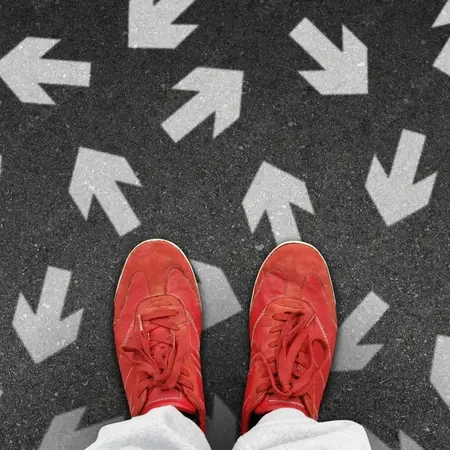 Füße, die auf einem Boden stehen, auf dem viele Pfeile sind 