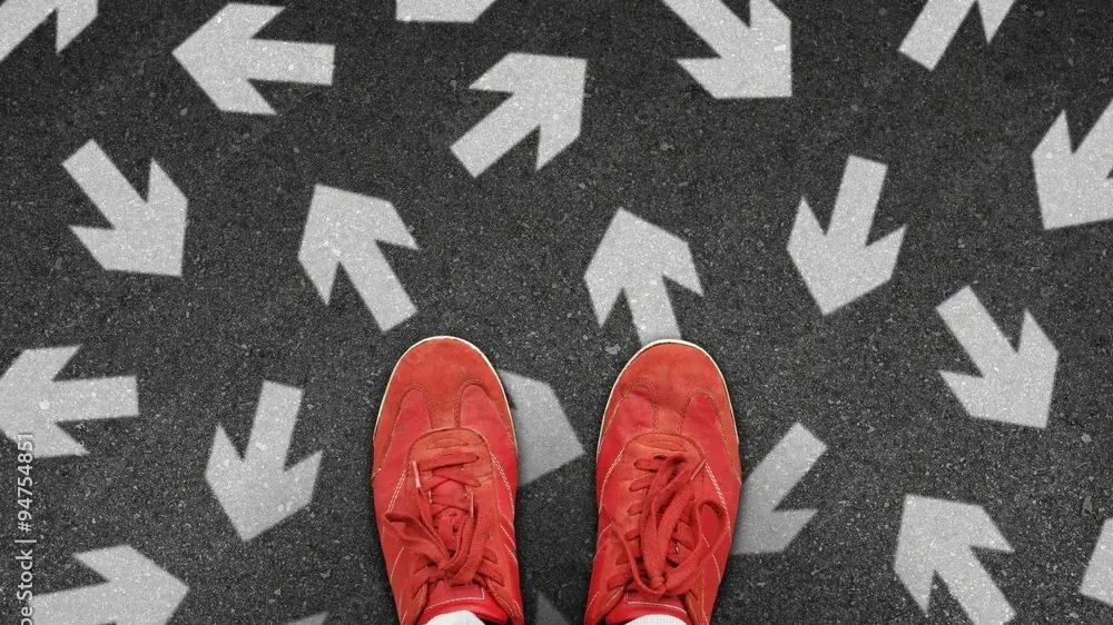 Füße, die auf einem Boden stehen, auf dem viele Pfeile sind 