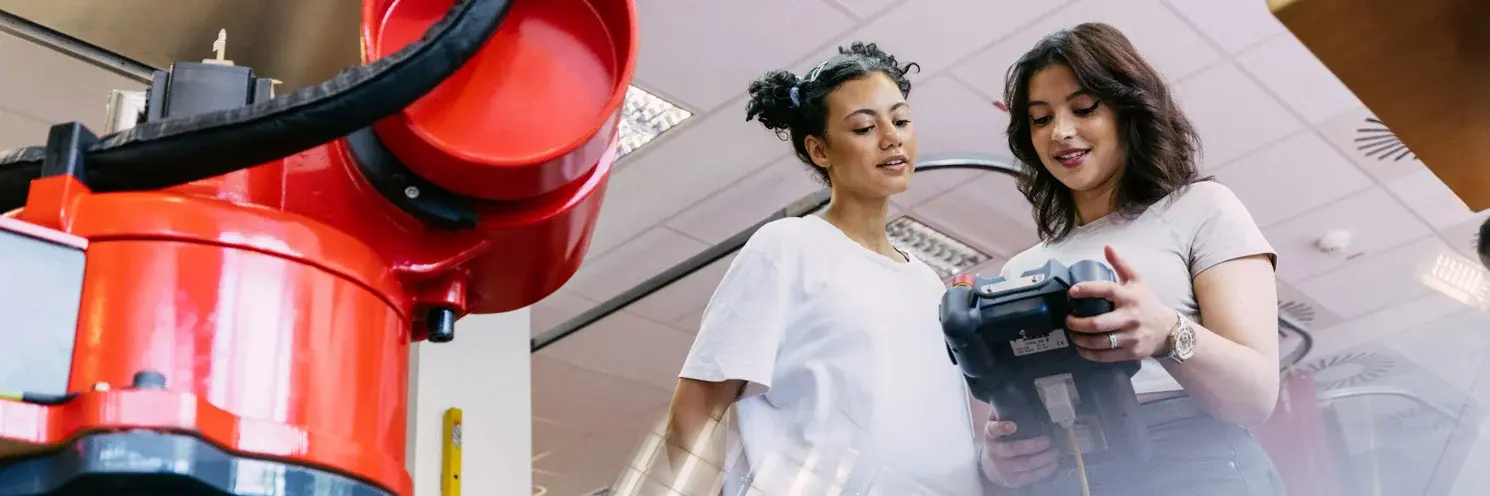 Studentinnen arbeiten mit einem Laseraufbau am Campus in Rüsselsheim
