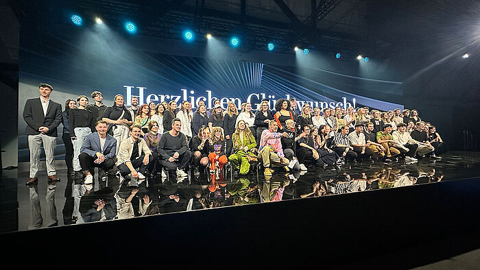 Gruppenfoto der Gewinner:innen des ADC Talent Awards 2024 auf einer Bühne
