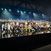 Gruppenfoto der Gewinner:innen des ADC Talent Awards 2024 auf einer Bühne