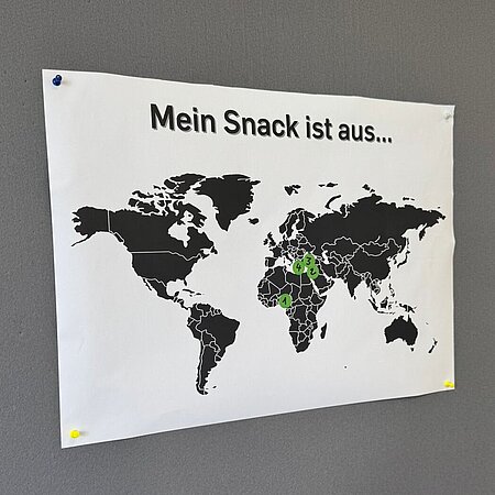 Weltkarte auf Papier in schwarz weiß mit der Überschrift "Mein Snack ist aus..."