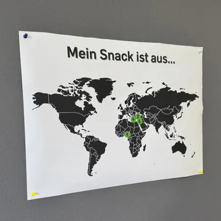 Weltkarte auf Papier in schwarz weiß mit der Überschrift "Mein Snack ist aus..."