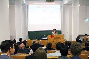 Vizepräsidentin Prof. Dr. Christiane Jost begrüßt die Teilnehmerinnen und Teilnehmer des 7. Wiesbadener Versicherungskongresses an der Hochschule RheinMain (Foto: Hochschulkommunikation)