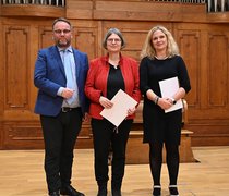Staatsminister Timon Gremmels mit Prof. Dr. Cornelia Füssenhäuser und Diana Bruski