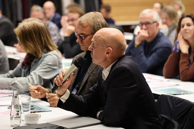 Ein Teilnehmer der CCI-Tagung während einer Diskussionsrunde