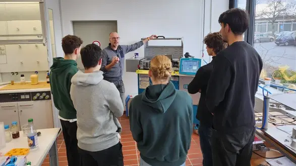 Schnuppertag 2025: Besuch im Kunststofflabor