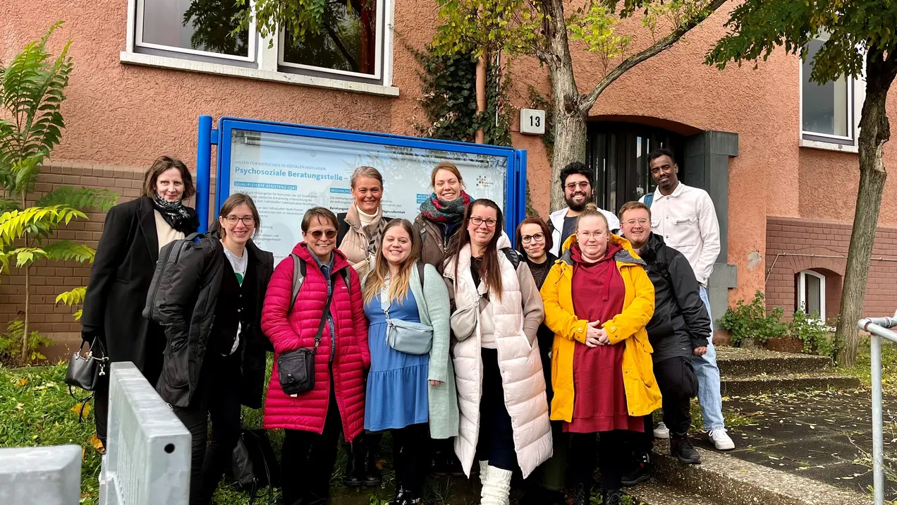Group Foto Finnish Study Trip in front of a praxis facility