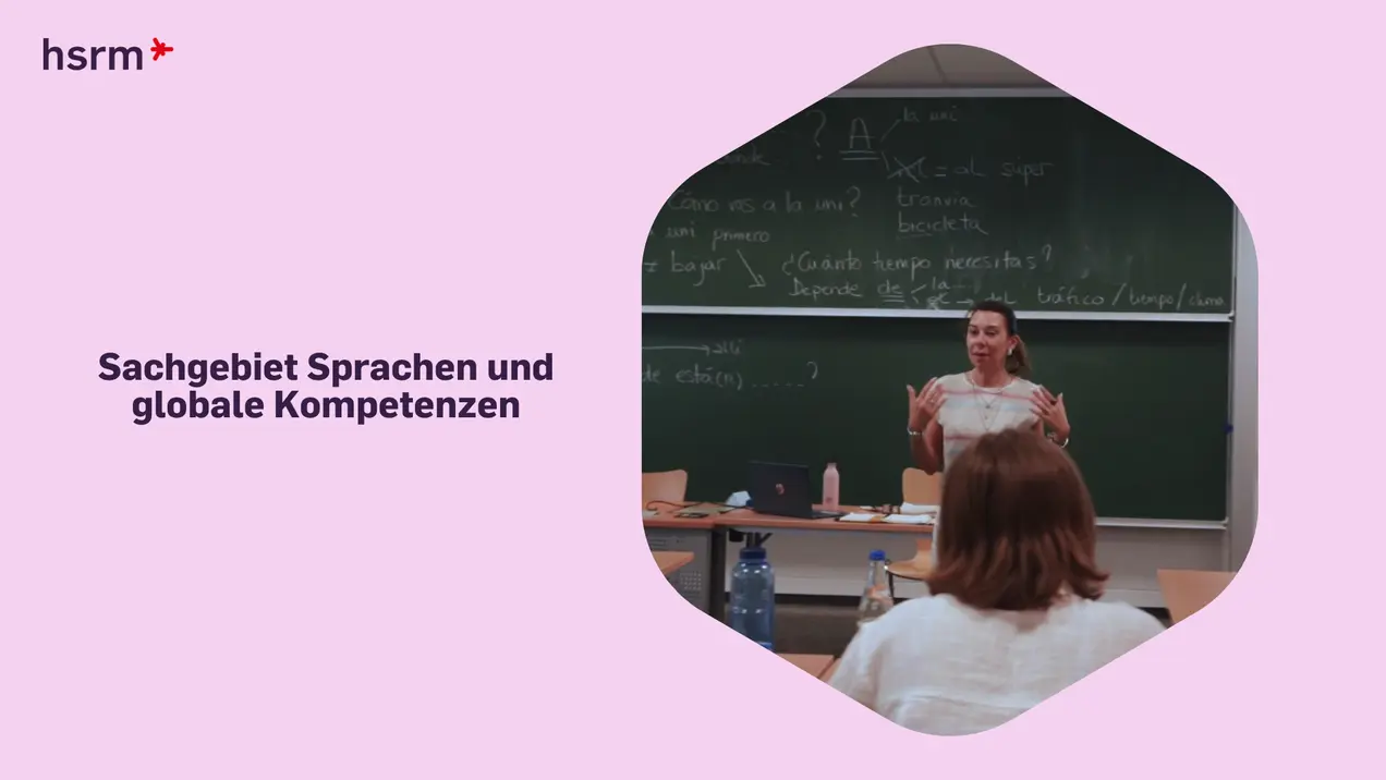 Eine Lehrerin steht vor einer Tafel, erklärt etwas laut und gestikuliert dabei. Im Hintergrund sind Schüler und einige Schreibutensilien sichtbar. Text: "Sachgebiet Sprachen und globale Kompetenzen".