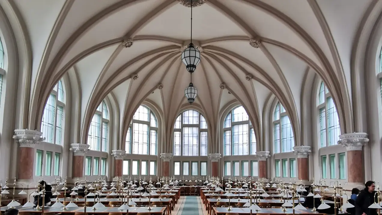 Auf dem Bild ist die Unibibliothek der Technischen und Wirtschaftswissenschaftlichen Universität Budapests zu sehen
