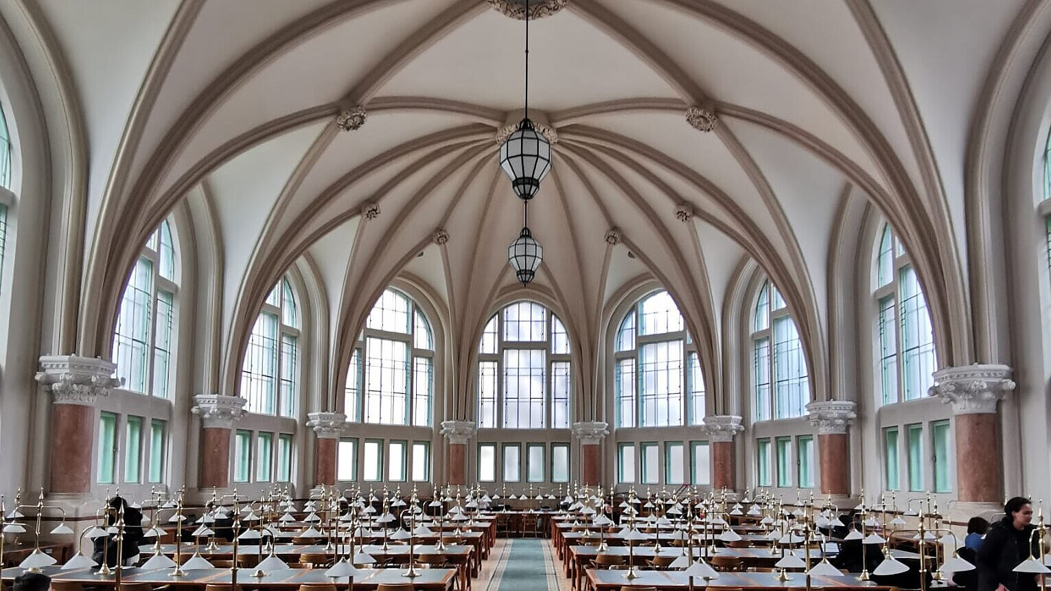 Auf dem Bild ist die Unibibliothek der Technischen und Wirtschaftswissenschaftlichen Universität Budapests zu sehen