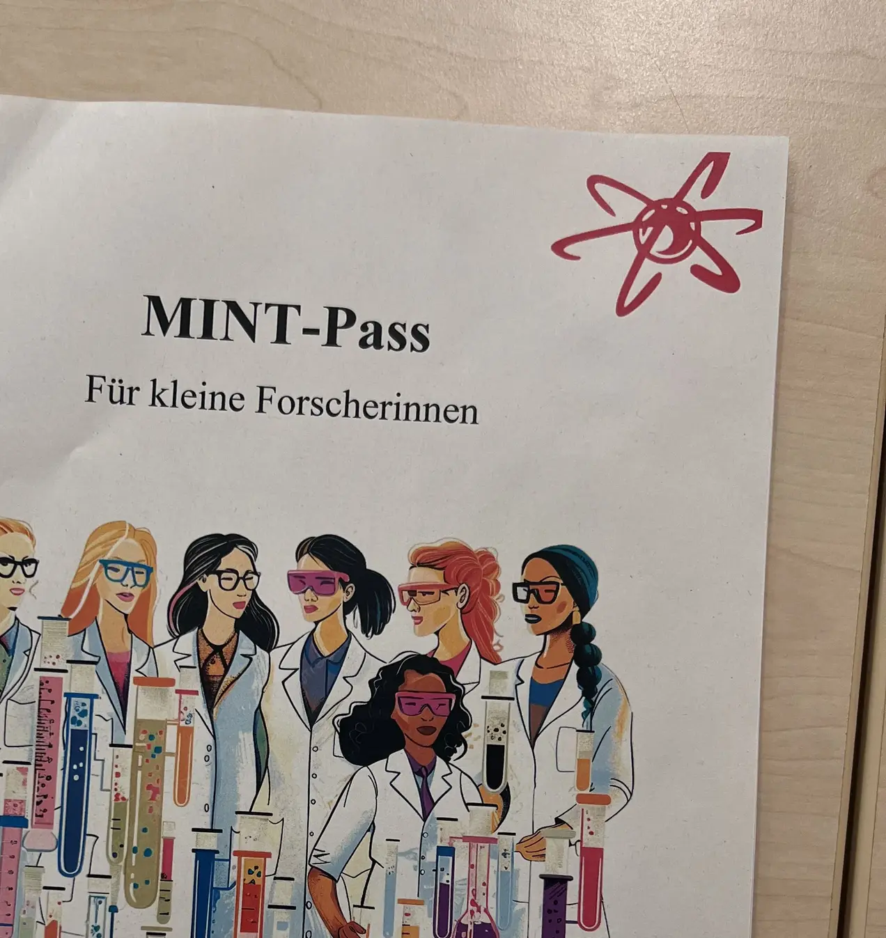 Ein MINT-Pass für kleine Forscherinnen. Auf einem weißen Blatt stehen sieben Mädchen in Laborkitteln mit verschiedenen wissenschaftlichen Utensilien. Der Text lädt dazu ein, Punkte zu sammeln, Experimente durchzuführen und ein MINT-Profil zu erlangen.