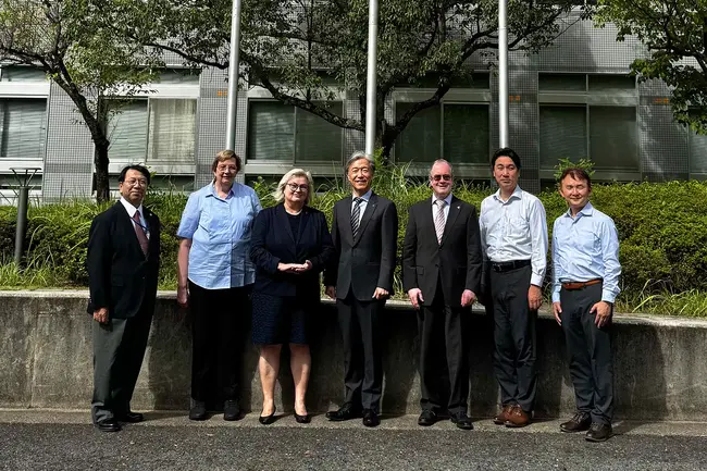 Gruppenfoto mit Prof. Dr. Eva Waller, Prof. Dr. Peter Dannenmann und Prof. Dr. Ursula Pfeifer-Fukumura sowie einer Delegation des Nara Institute of Science and Technology (NAIST) 