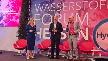 Michael Kadow, Geschäftsführer des HOLM, und Dr. Karsten McGovern, Geschäftsführung der LEA Hessen, begrüßten die Teilnehmenden des Wasserstoff Forums mit einem lockeren Talk moderiert von Lis Blume.