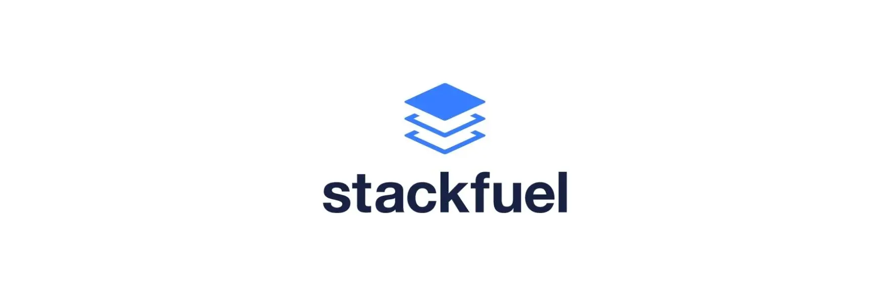 Das Bild zeigt das Logo von Stackfuel, bestehend aus mehreren übereinander gestapelten bunten quadratischen Formen in Blau und dem Schriftzug "stackfuel" in schwarzer Schrift darunter.