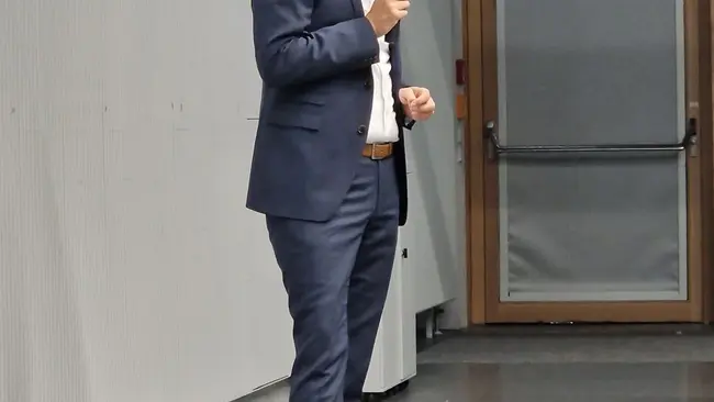 17. Mobile Media Forum an der HSRM Des hessische Ministerialdirigent Dr. Walter Fischedick aus dem Ministerium für Digitalisierung und Innovation begrüßt die Teilnehmenden