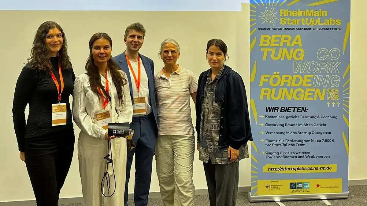 	Das Gewinnerteam des Innovation Camps 2024 posiert für ein Gruppenfoto.