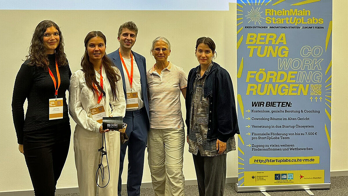 	Das Gewinnerteam des Innovation Camps 2024 posiert für ein Gruppenfoto.
