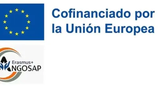 Bildbeschreibung: Die europäische Flagge wird oben angezeigt, begleitet von dem Text "Cofinanciado por la Unión Europea". Darunter befindet sich das Logo von Erasmus+ und NGO SAP. Das Bild verdeutlicht die finanzielle Unterstützung durch die EU.