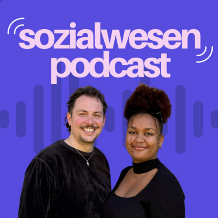 Ein Mann (links) und eine Frau (rechts) lächeln in die Kamera