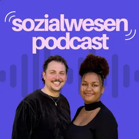 Ein Mann (links) und eine Frau (rechts) lächeln in die Kamera