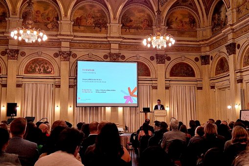 Dekan Prof. Dr. Christian Schütte-Bäumner begrüßt die Gäste 