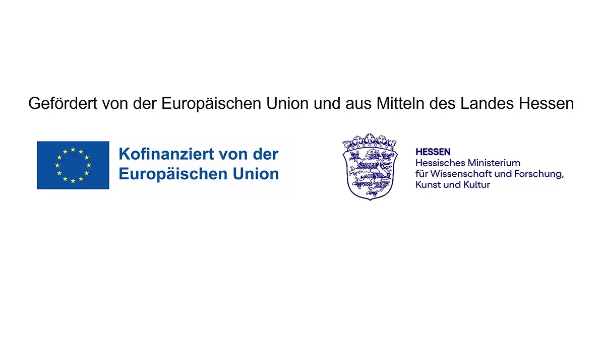 Text: "Hinweis zur Förderung: Diese Initiative wird von der Europäischen Union und dem Land Hessen unterstützt. Logos der EU und des Hessischen Ministeriums für Wissenschaft und Forschung, Kunst und Kultur sind abgebildet."