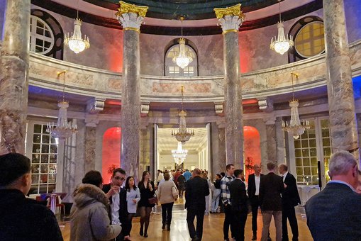 Blick ins Foyer des Biebricher Schlosses während der Abschlussfeier der Informatikstudiengänge