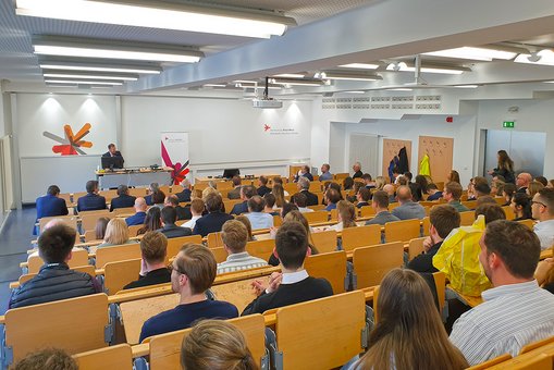 Prof. Dr. Till Dannewald, Dekan des Fachbereichs Wiesbaden Business School, begrüßt die Gäste der BGW-Preisverleihung