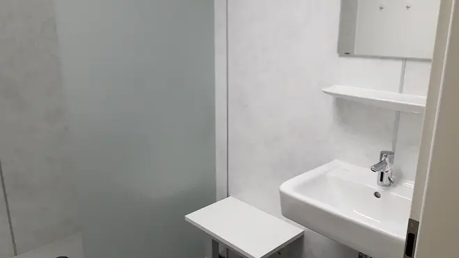 Waschbecken im Duschbereich