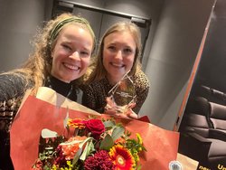 Gezeigt werden die zwei Gewinnerinnen Greta Breitländer und Laura Avemarie.