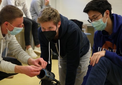 Volle Konzentration vor dem Abschuss: Team 4 und seine Nanobertha (v.l.: Sebastian Gunne, Tobias Wölfinger, Stefan Nguyen). © Robert Kruck