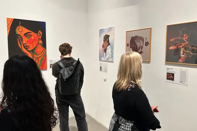 Besucher:innen der Ausstellung Art Remake betrachten die Werke.