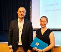 Preisträgerin Leonie Debus mit dem VDI-Bezirksvereinsvorsitzenden Michael Ludwig. © Hochschulkommunikation | Hochschule RheinMain