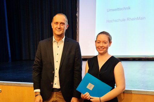 Preisträgerin Leonie Debus mit dem VDI-Bezirksvereinsvorsitzenden Michael Ludwig. © Hochschulkommunikation | Hochschule RheinMain