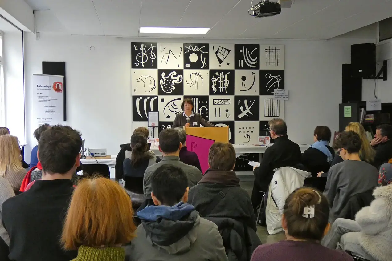 Prof. Dr. Maria Dackweiler steht am Rednerpult und spricht zum Publikum der Vernissage